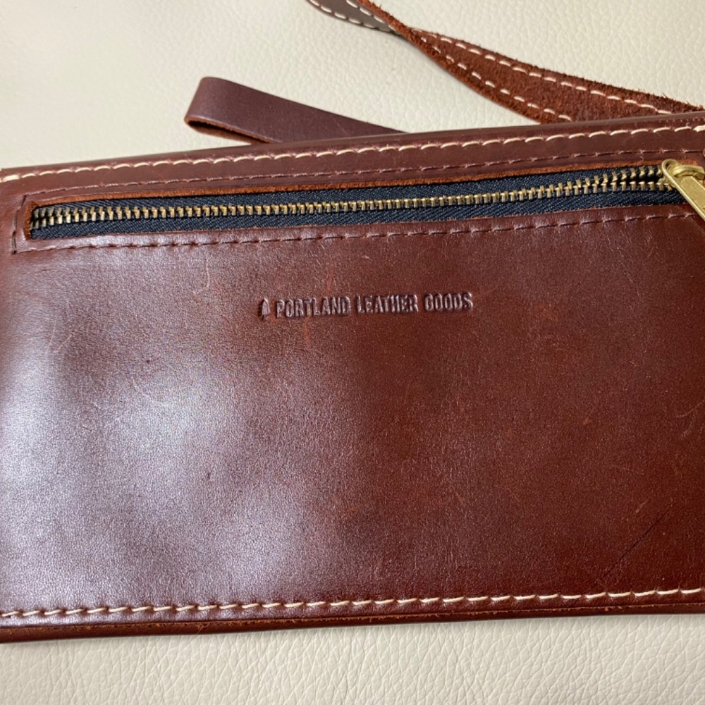 Portland Leather Goods Convertible Envelope Crossbody Bag - Picture 8 of 12